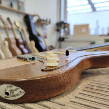 Guitare en bois dans l'atelier
